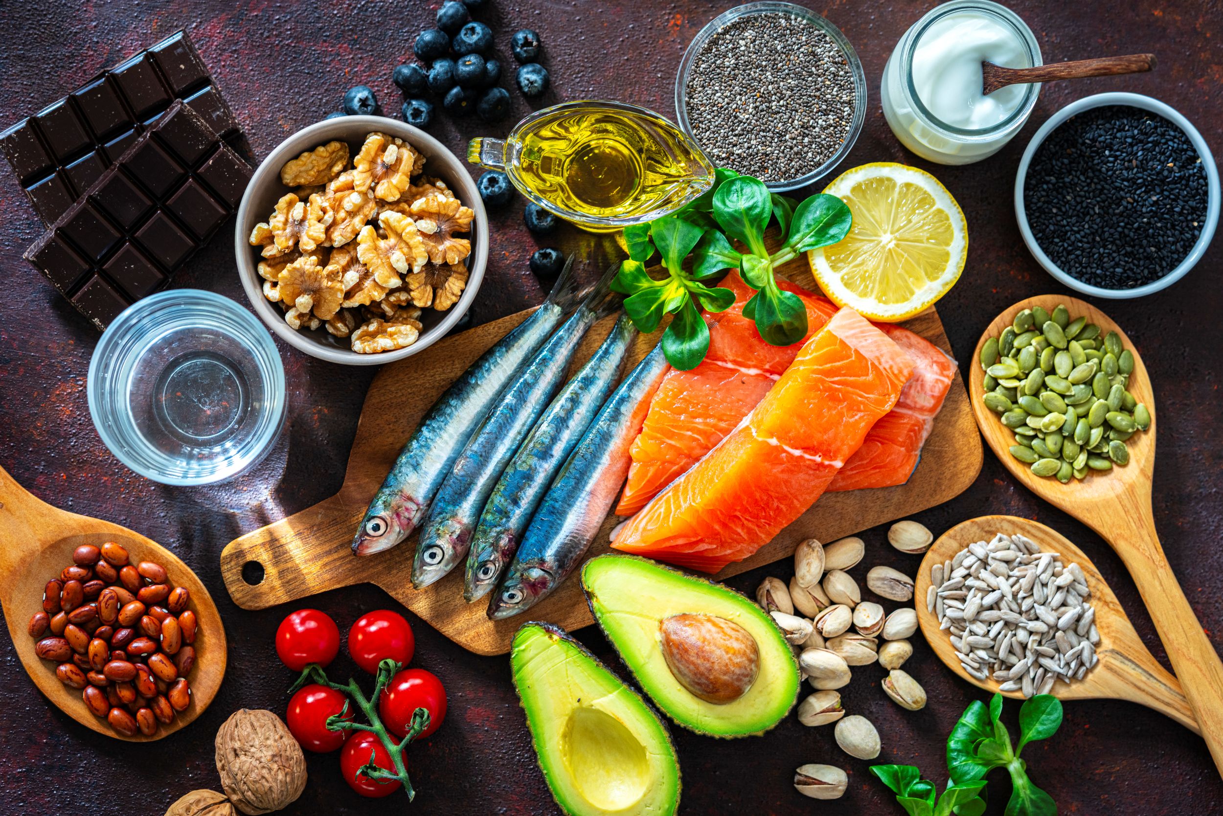 Halak, zöldségek és magok az asztalon, fogyasztásra készen.