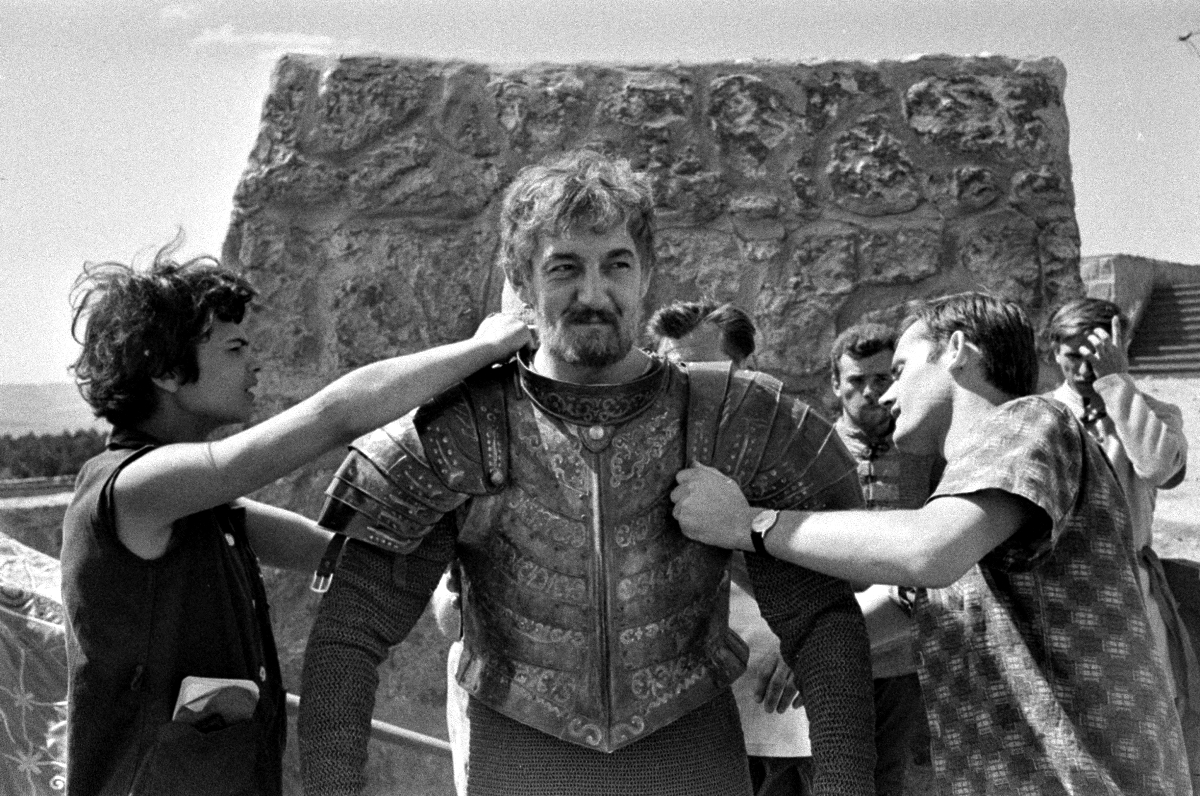 Sinkovits Imrére húz fel két férfi egy páncélruhát az Egri csillagok című film forgatásán