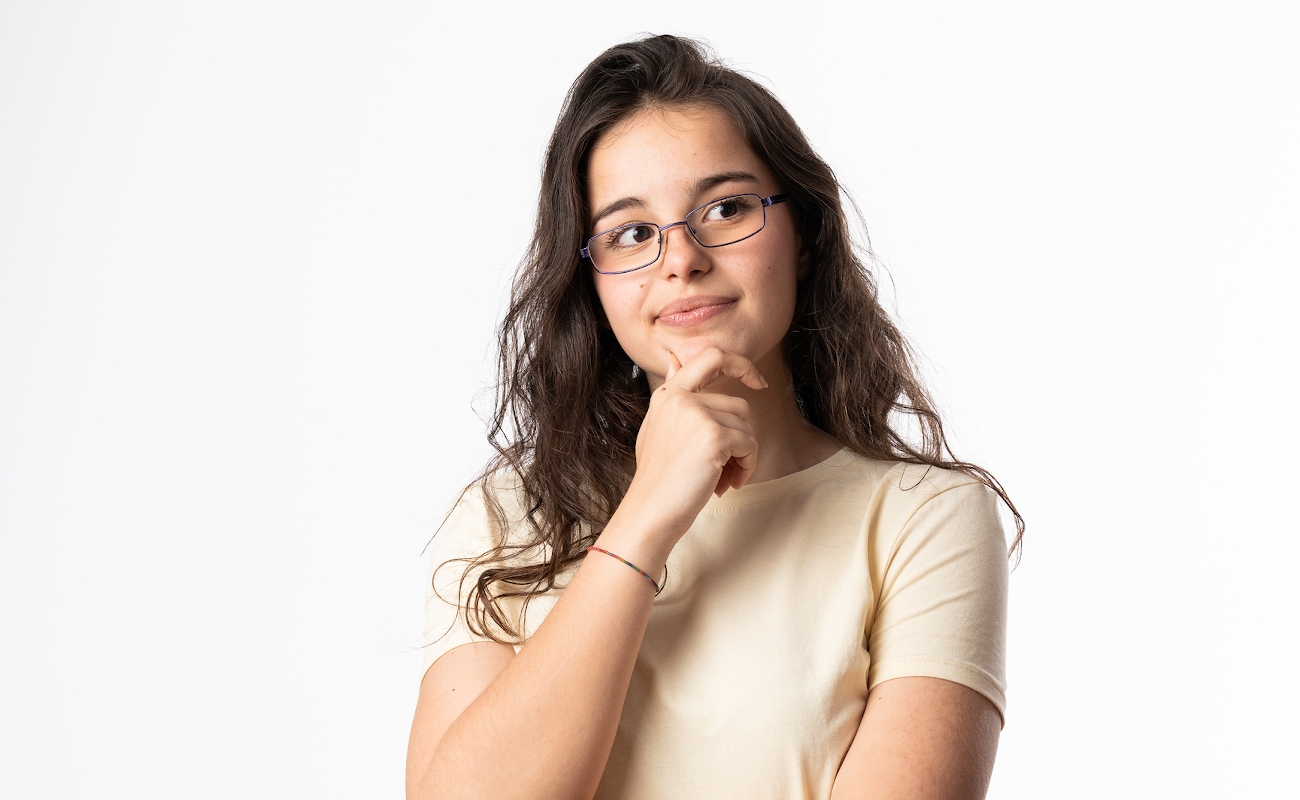 szemuveges_no_ - Startlap Egy szemüveges lány gondolkodóan néz