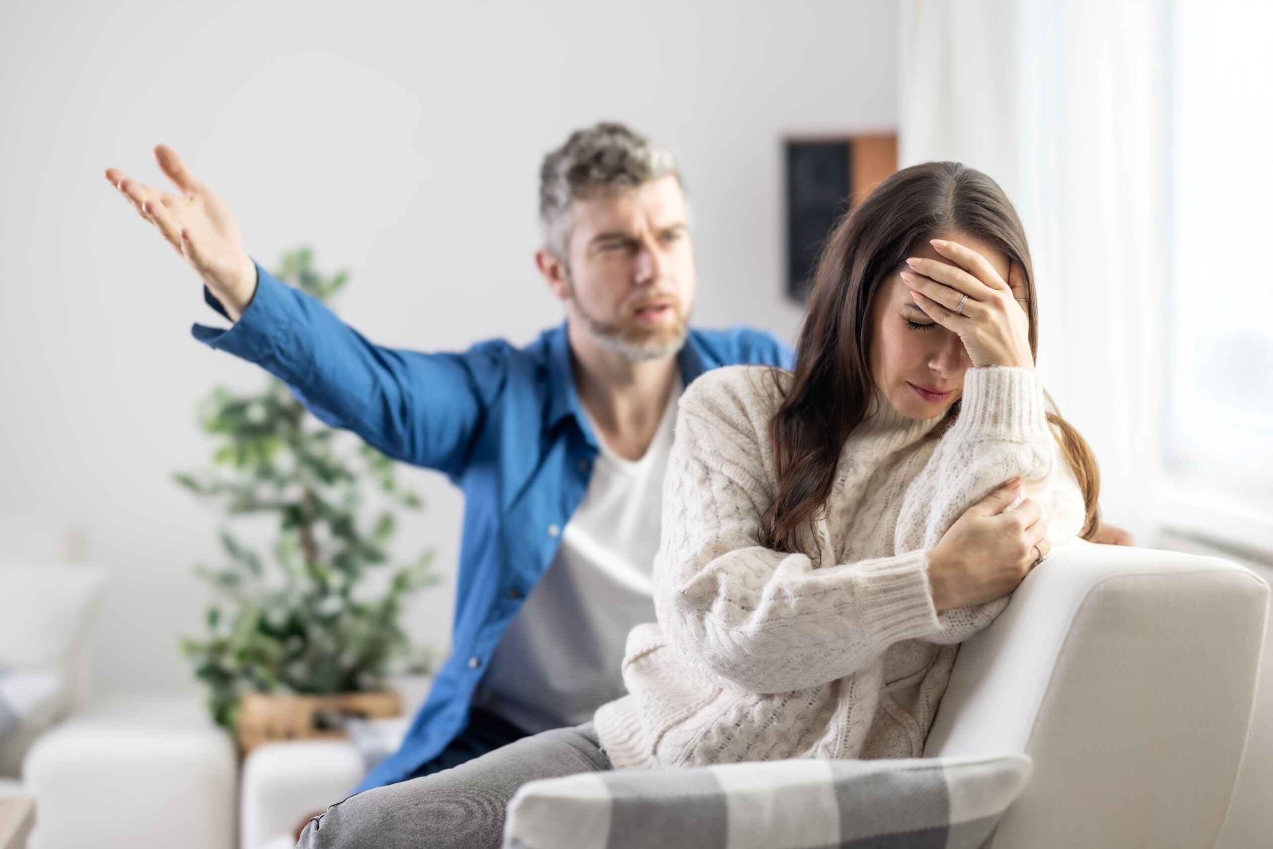 Férfi kiabál egy nővel.