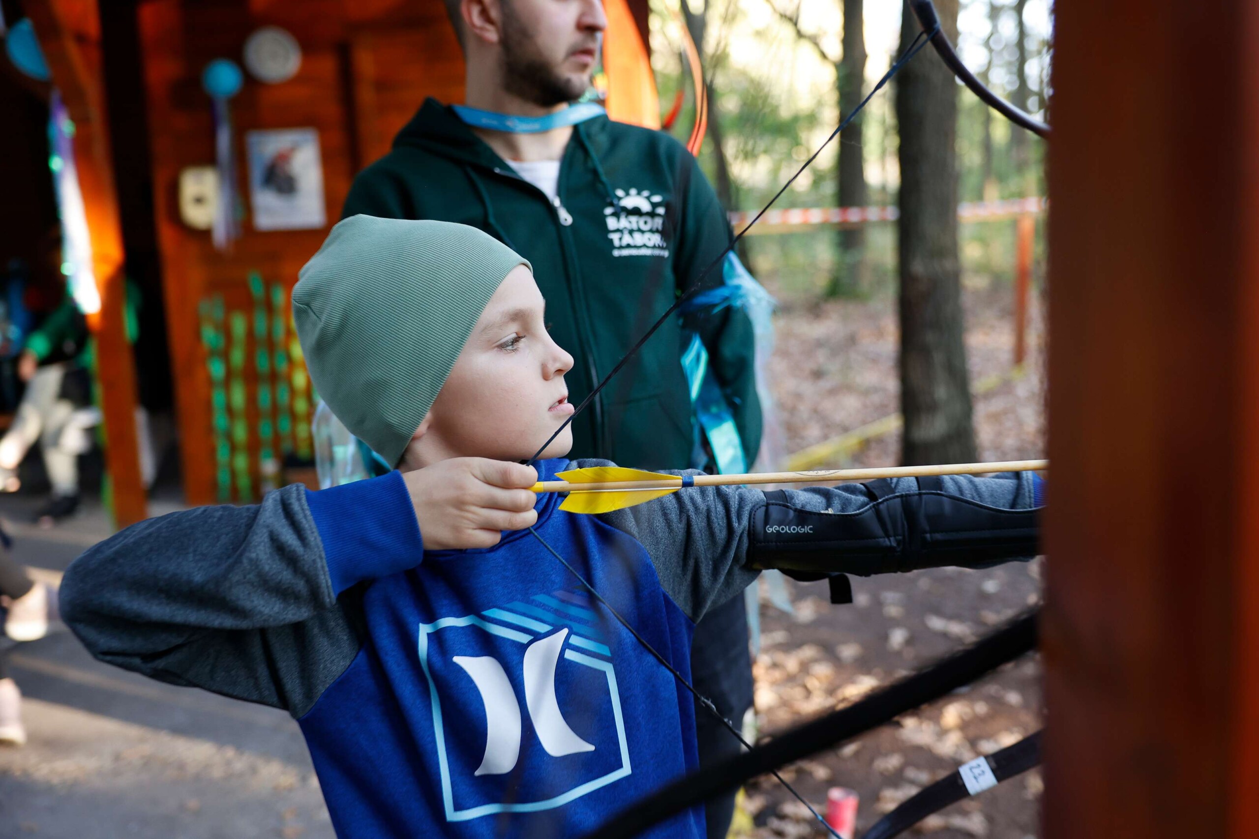 íjászkodó kisfiú