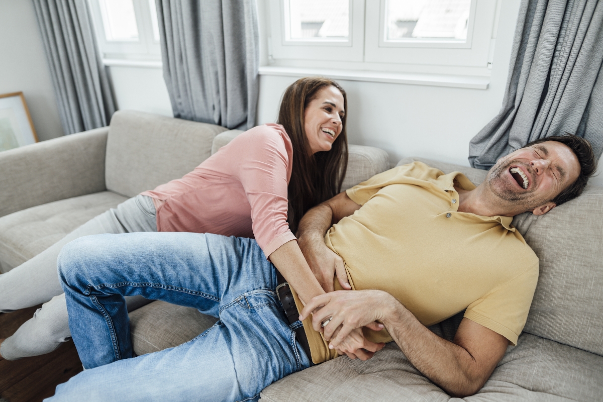 Fiatal pár fekszik egy ülőgarnitúrán