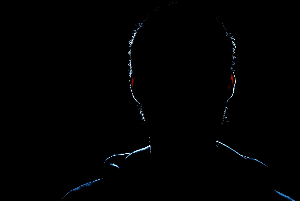 Egy férfi alakja rajzolódik ki a fény hatására