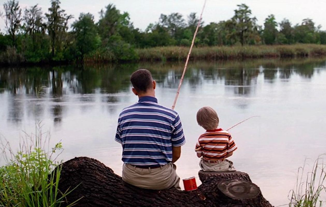 Részlet a Forrest Gump című filmből, amikor Gump a fiával a tóparton üldőgél