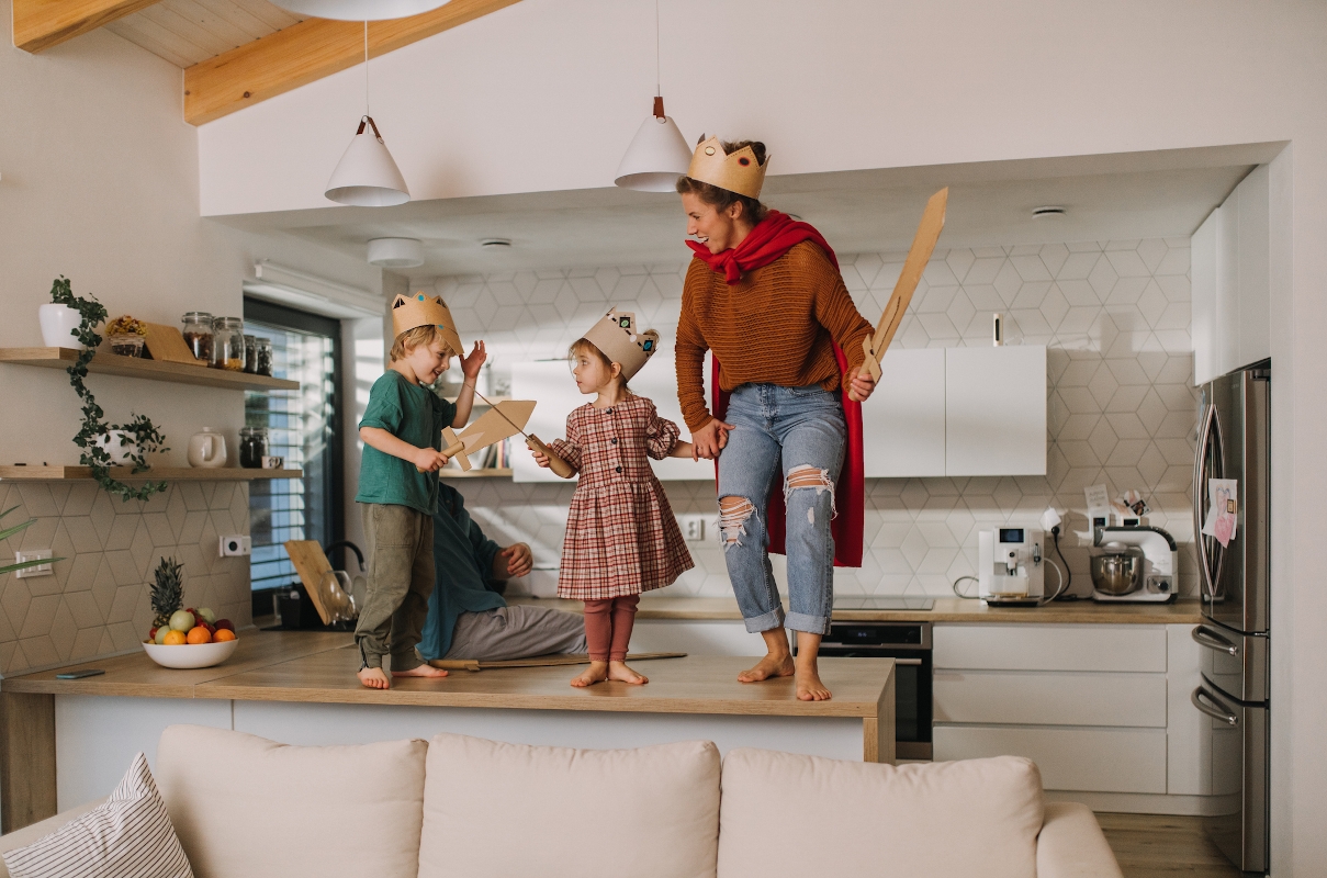 Gyerekek és anya játszanak a konyhában