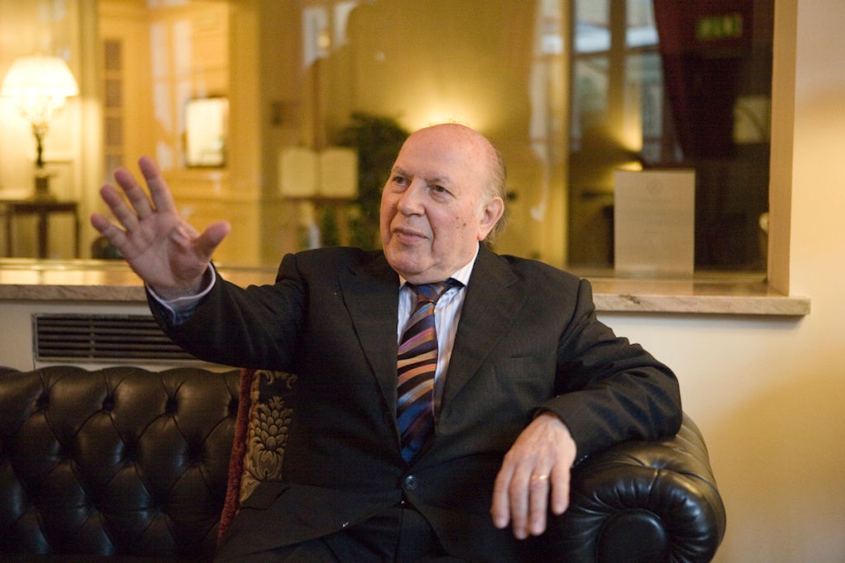 Kertész Imre Nobel-díjas magyar író integet