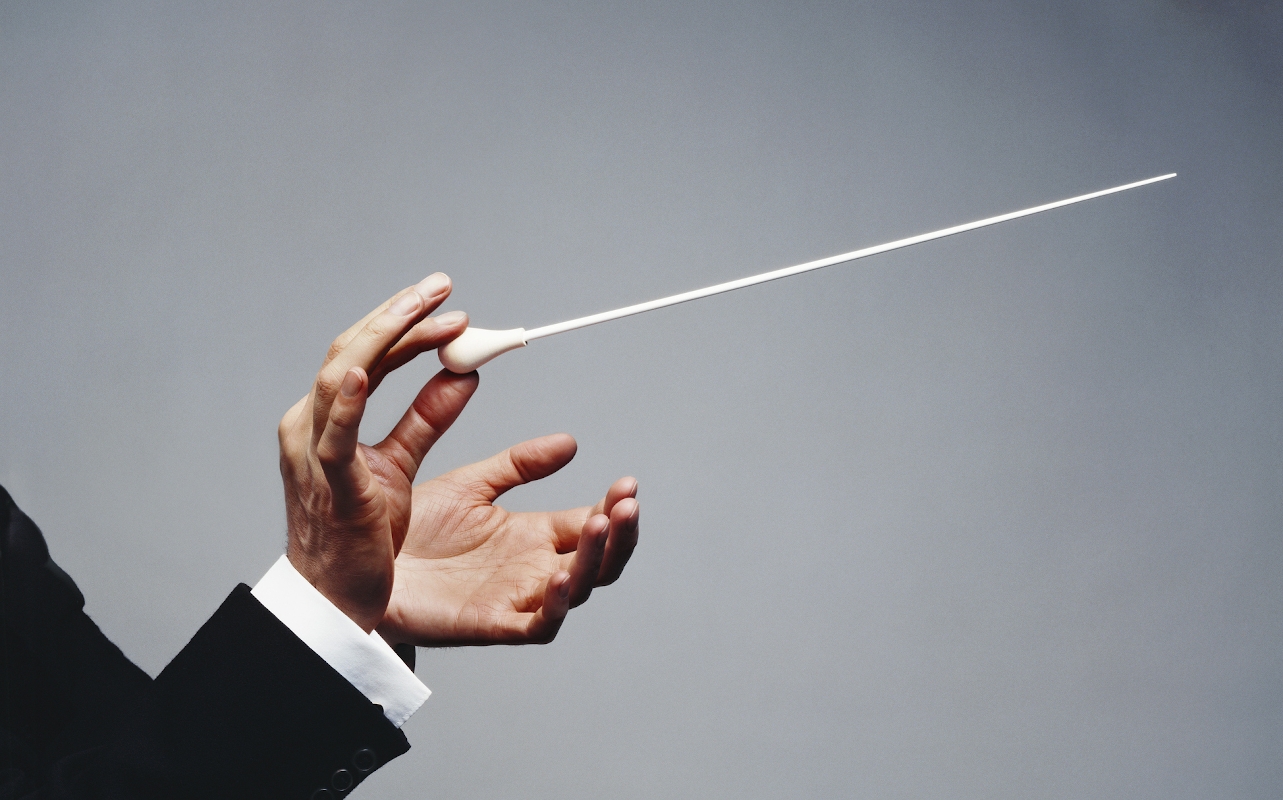 Karmester vezényel a kezében egy pálcával