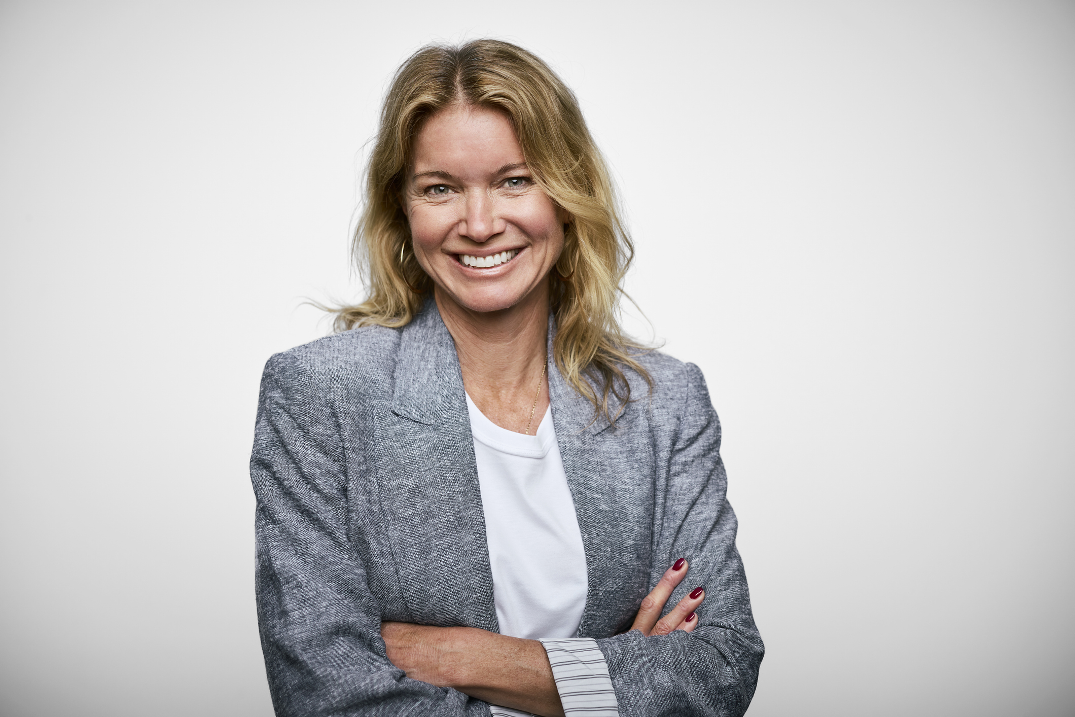 Egy fiatal nő mosolyog