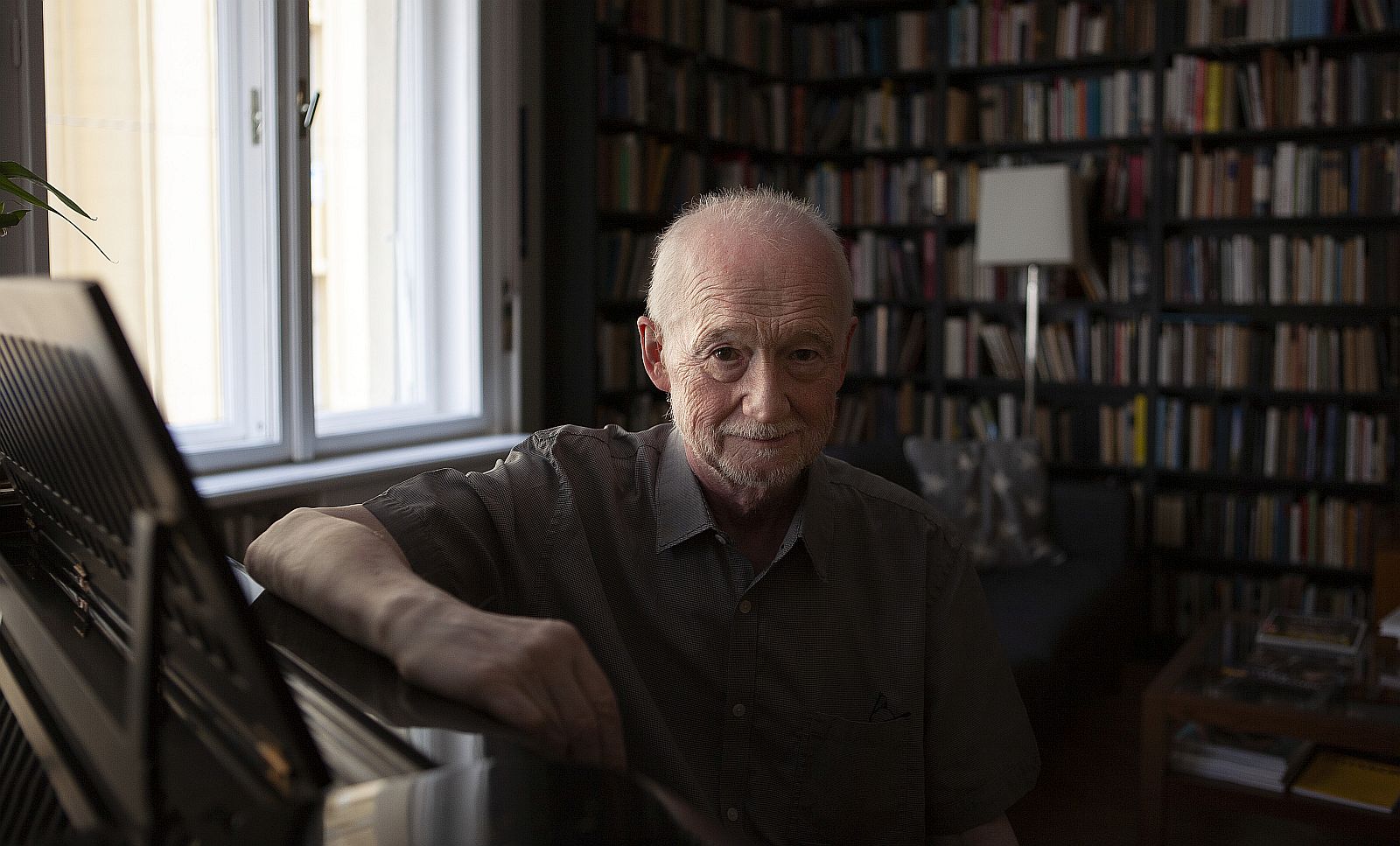 NÁDASDY Ádám - Startlap Nádasdy Ádám portréfotója egy könyvtárszobában.