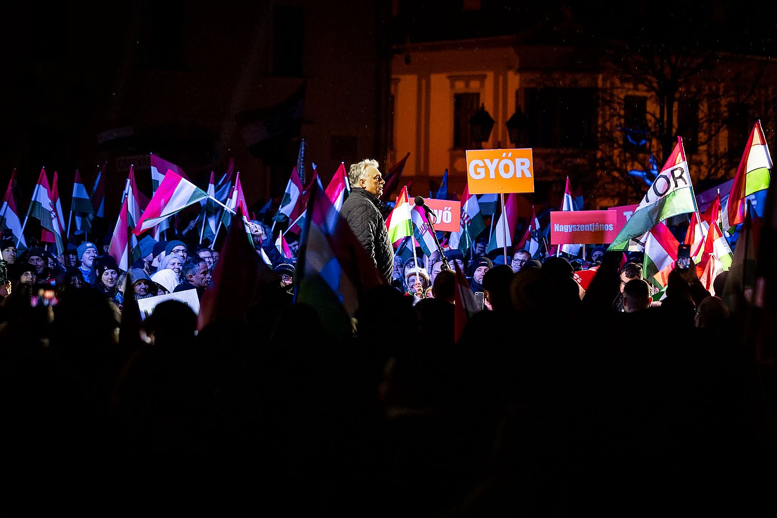 orban-viktor-gyor-kampany - Startlap Orbá Viktor egy kampányeseményen.