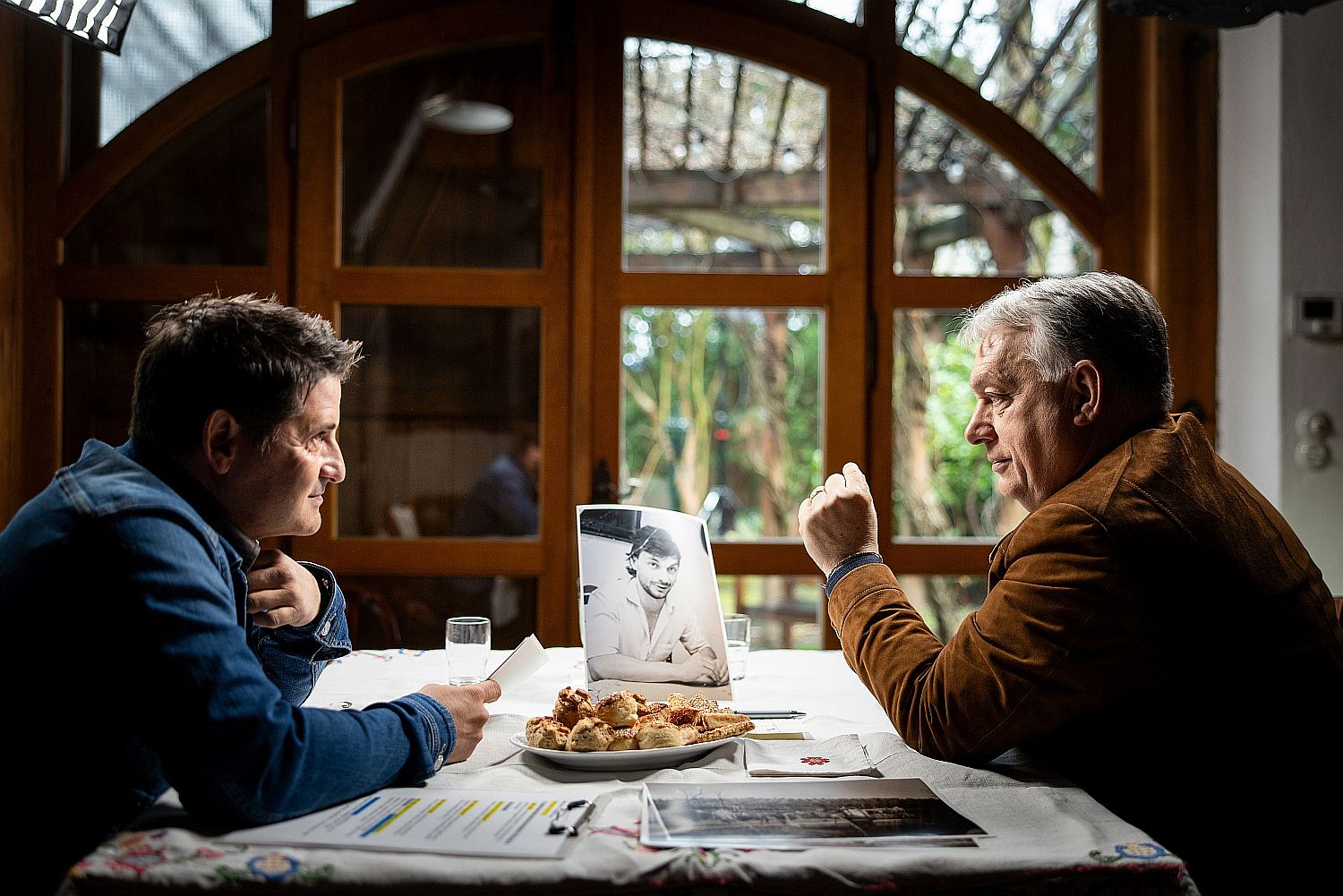 HAJDÚ Péter ORBÁN Viktor - Startlap Orbán Viktor saját ifjúkori fotóját mutatja Hajdú Péternek.