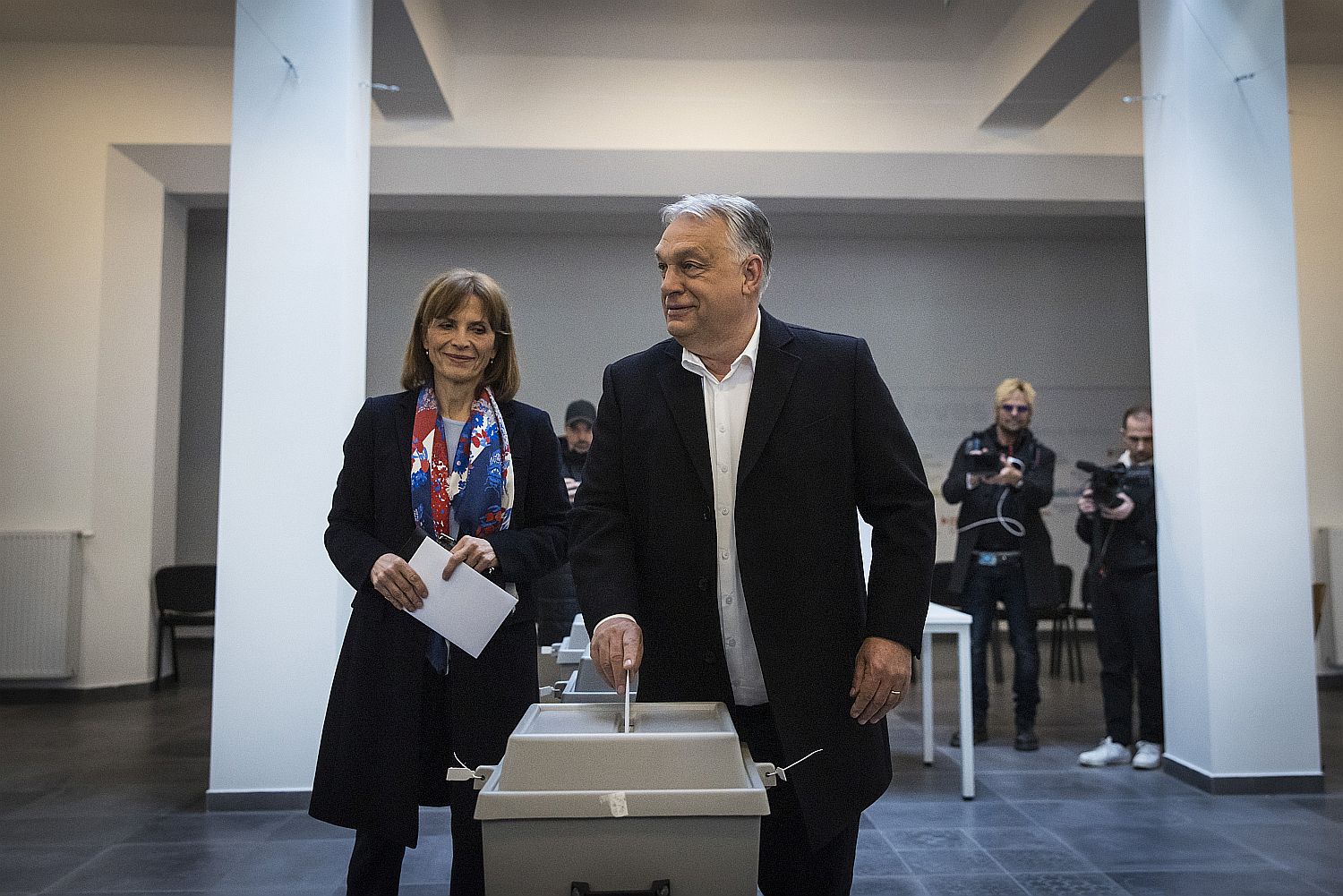 Orbán Viktor és felesége, Lévai Anikó szavaz.