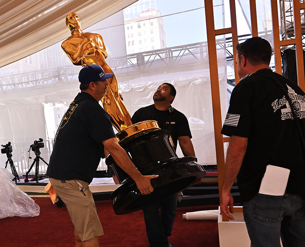 Egy hatalmas, Oscar-díjat formázó kelléket emelnek fel