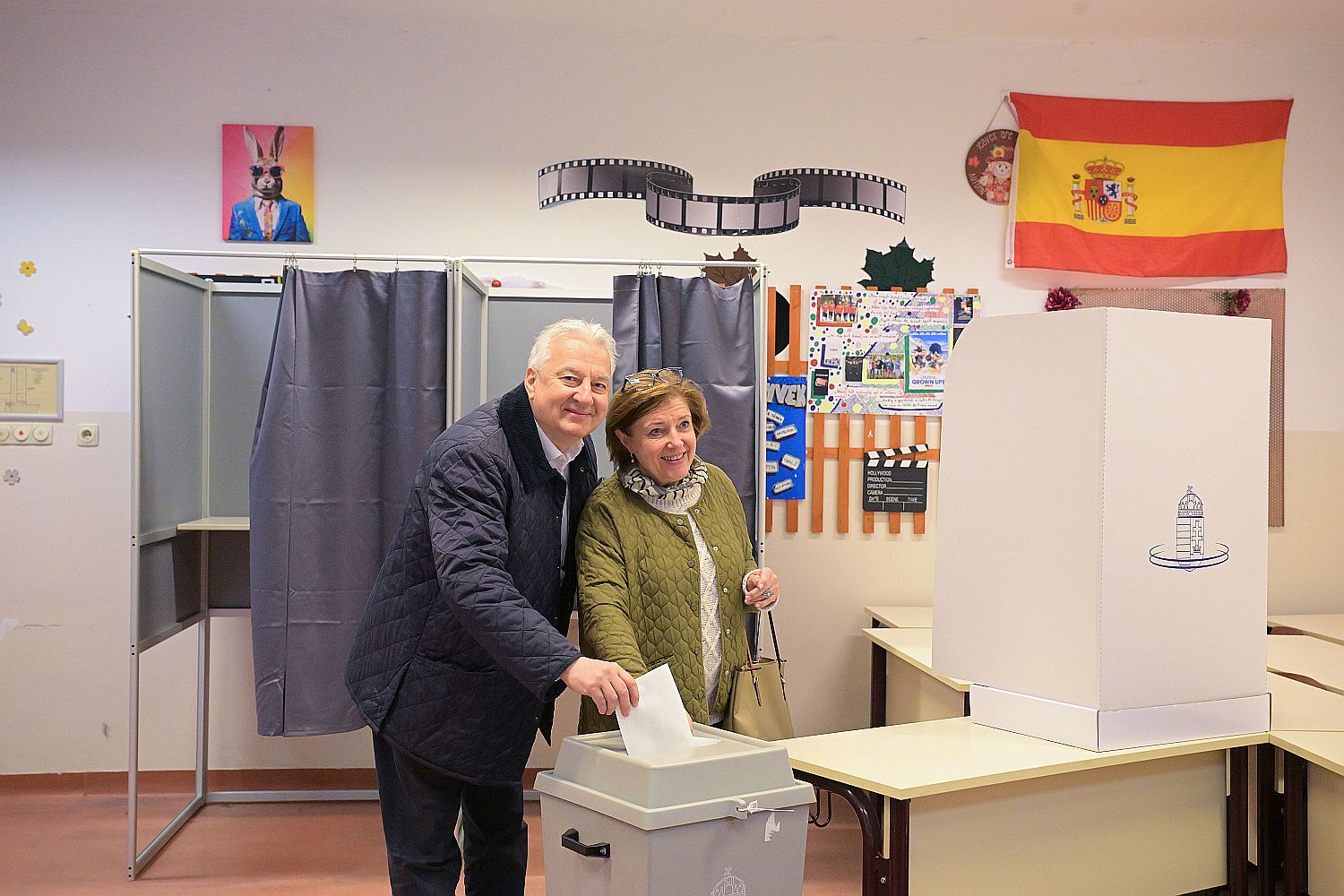 Semjén Zsolt és felesége, Semjénné Menus Gabriella szavaznak.