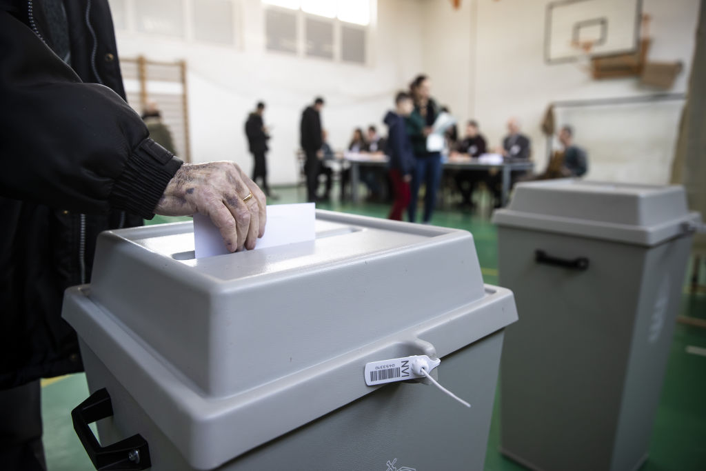 Egy szavazóurna egy választási körzeben