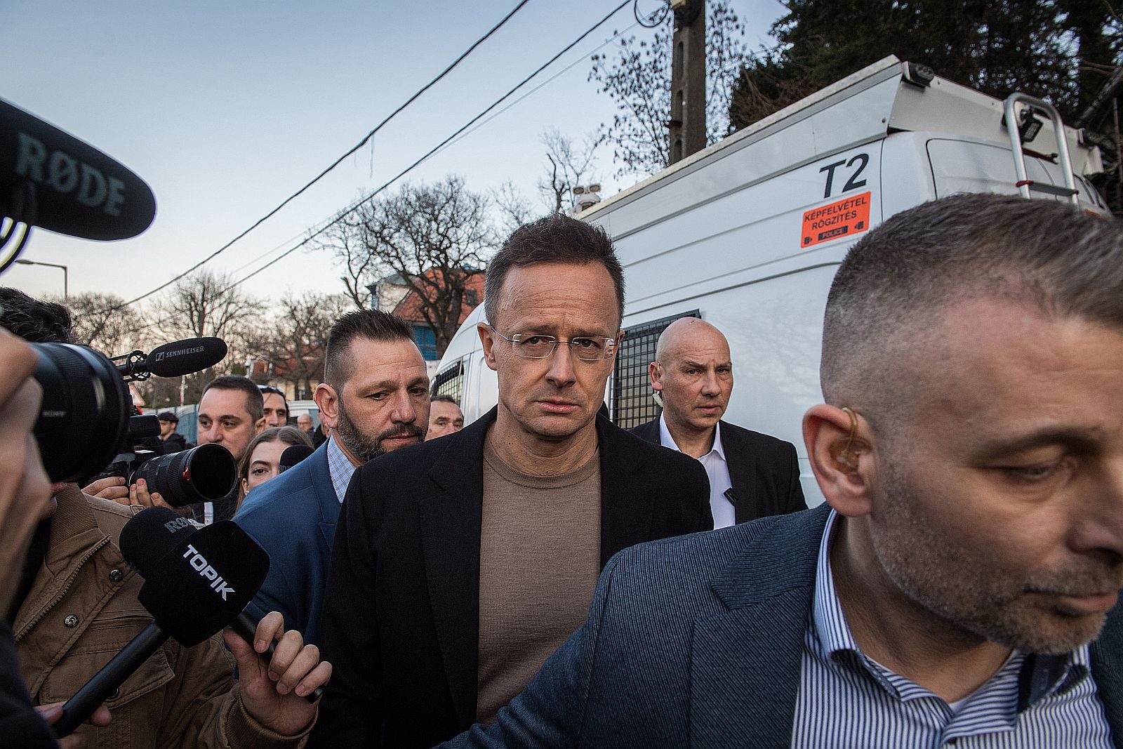 HUNGARY-UKRAINE-RUSSIA-CONFLICT-OIL - Startlap Szijjártó Péter a sajtó és biztonsági emberek gyűrűjében.