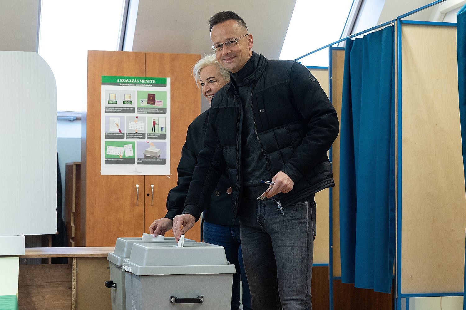 Szijjártó Péter és felesége, Szijjártó-Nagy Szilvia szavaznak.