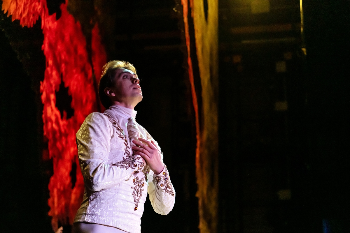 Egy színész áll a színpadon