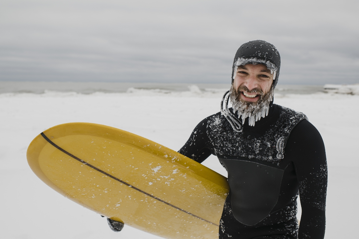 Férfi sárga szörfdeszkával, és jeges szakállal