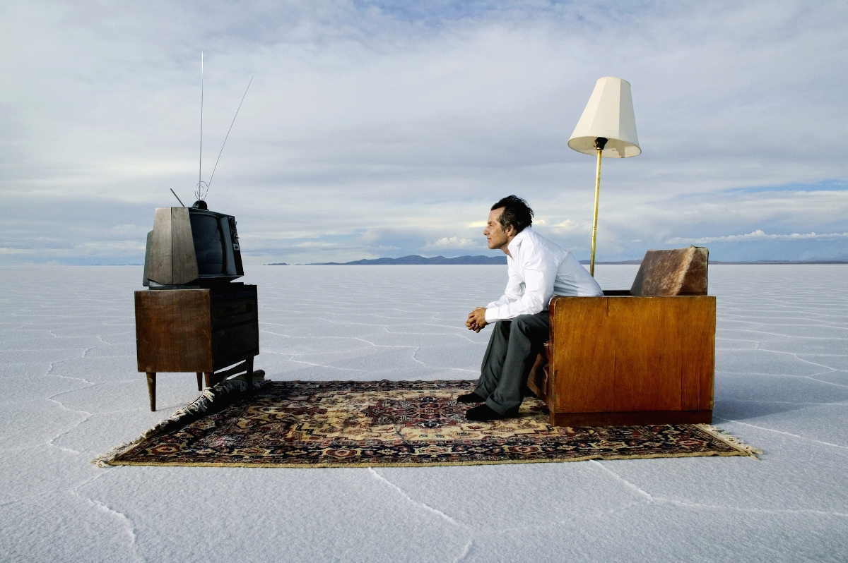 Egy férfi a tévét nézi egy fotelből a jégmezőn