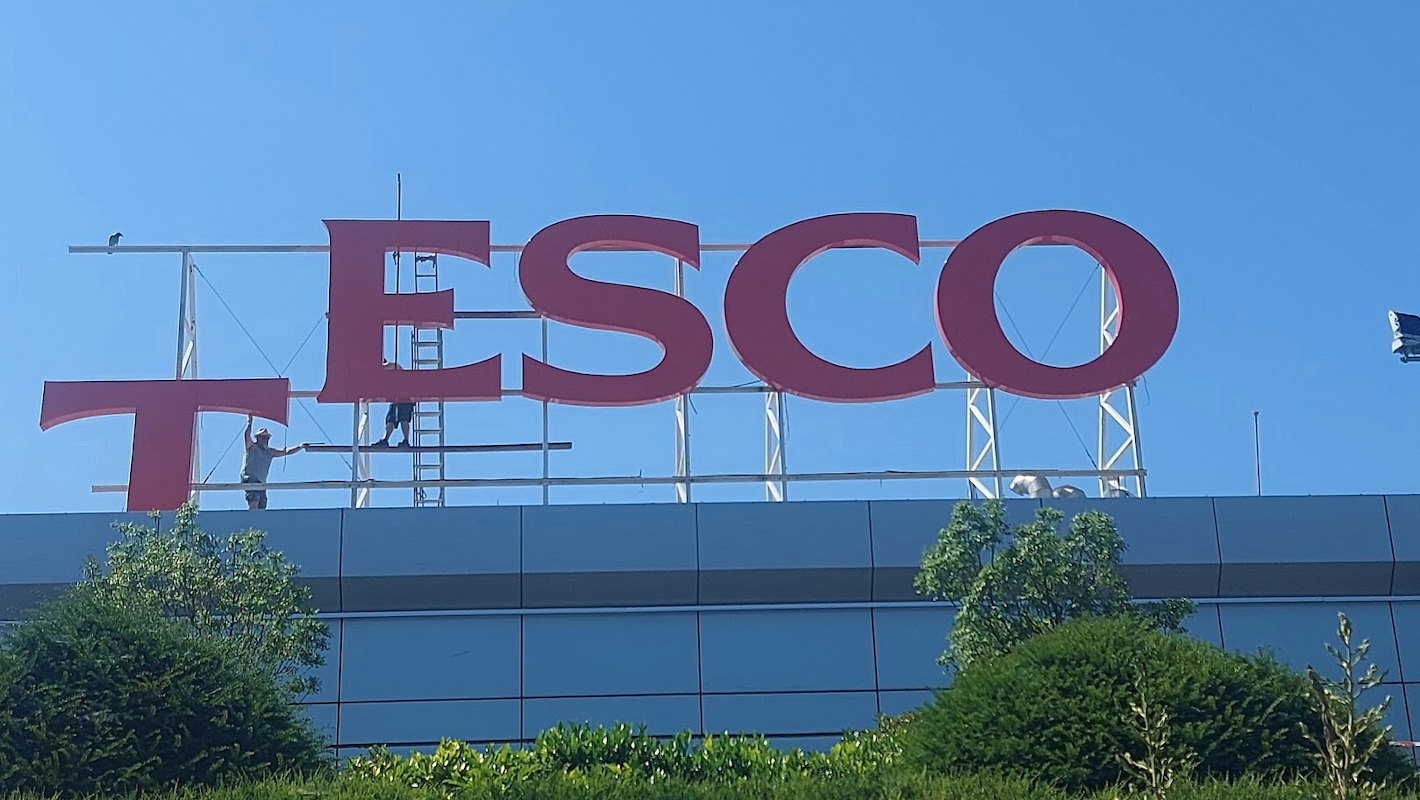 Szerelik a TESCO feliratból a T-betűt