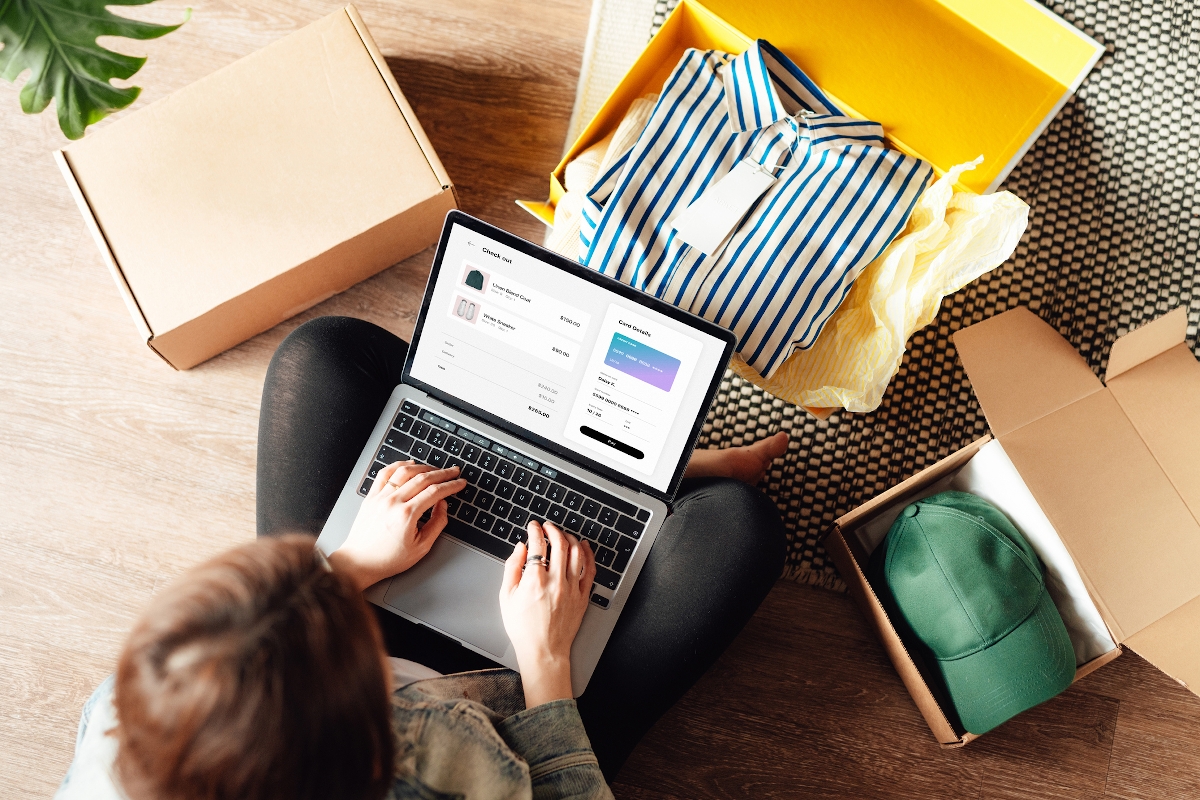 Egy fiatal nő néz egy webáruház