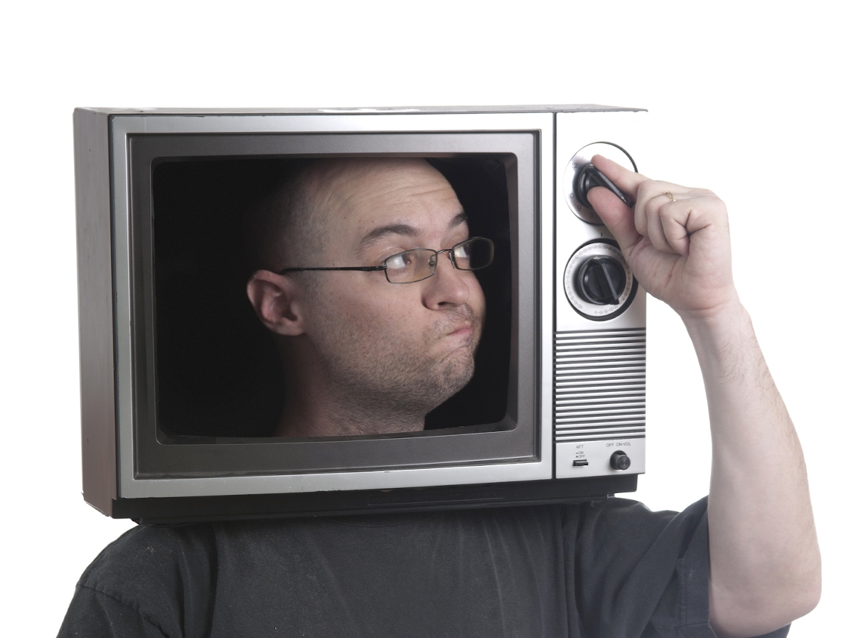 Egy férfi, akinek a tévé a fejére szorult
