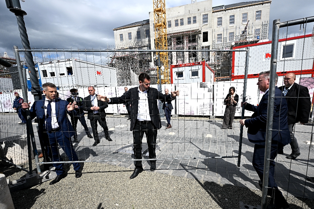 Magyar Péter miniszterelnök (b), Vitézy Dávid közlekedési és beruházási miniszter (k) és Pósfai Gábor belügyminiszter (j2) a Karmelita kolostort övező kordon lebontásán 2026. május 15-én