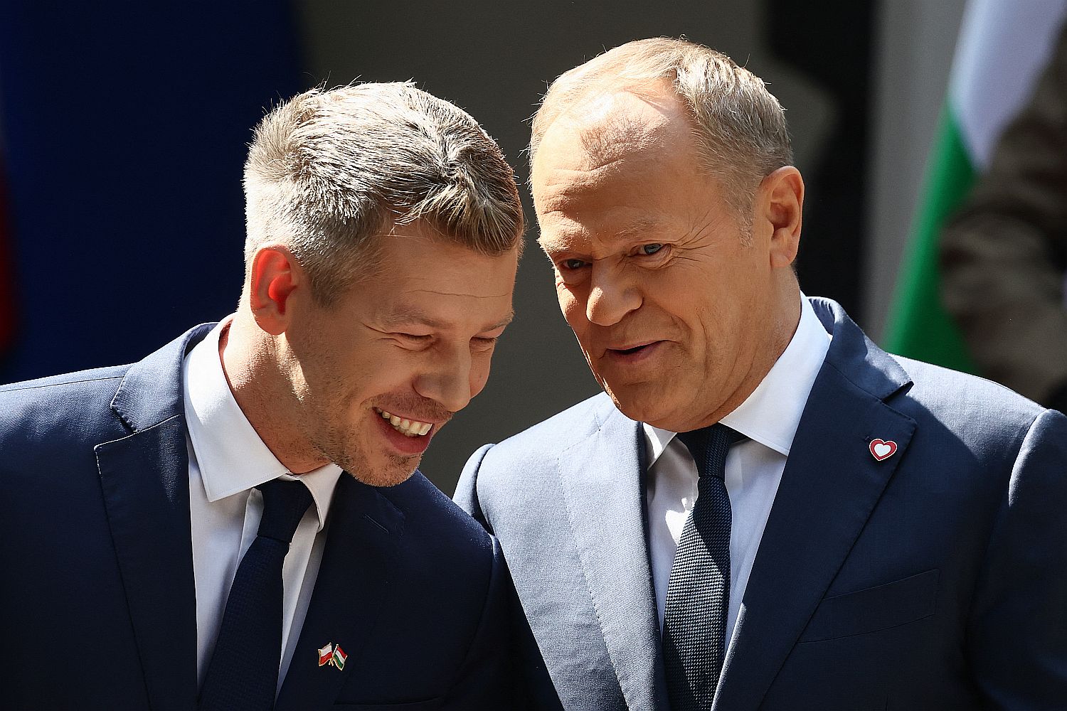 Polish PM Donald Tusk And Hungarian PM Peter Magyar Meeting In Warsaw - Startlap Magyar Péter és Donald Tusk mosolyogva beszélgetnek