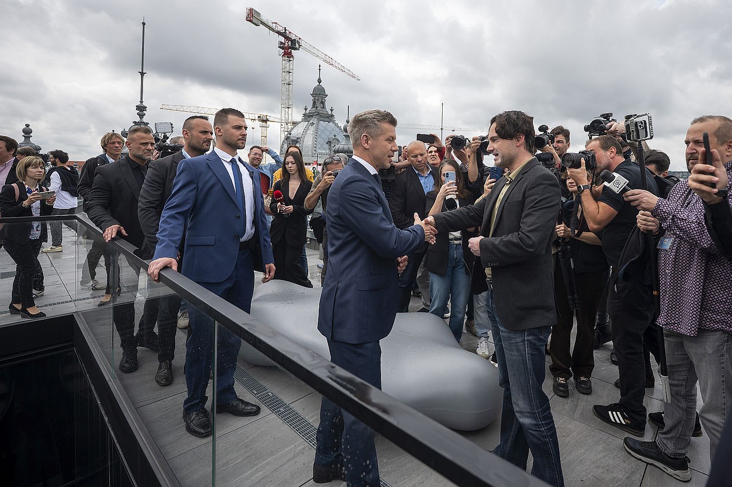 HAVASI Bertalan ORBÁN Viktor MAGYAR Péter - Startlap Magyar Péter miniszterelnök (b) Havasi Bertalannal, Orbán Viktor korábbi sajtófõnökével, a Miniszterelnöki Iroda helyettes államtitkárával (j) beszél a sajtó számára meghirdetett bejáráson a korábbi Miniszterelnöki Kabinetiroda budavári épületében, a tetõteraszon 2026. május 16-án.