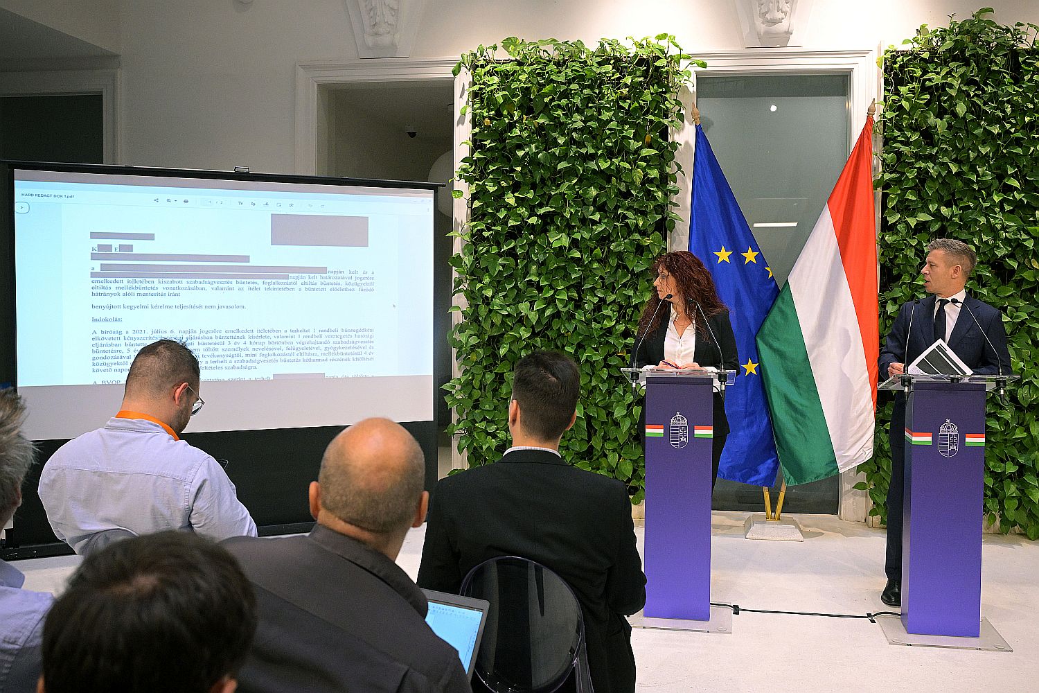 MAGYAR Péter MAGYAR Éva - Startlap Magyar Péter miniszterelnök rendkívüli sajtótájékoztatót tart a kegyelmi ügyben megismert információkról a Miniszterelnökségen 2026. május 19-én. Mellette Magyar Éva kormányszóvivõ.