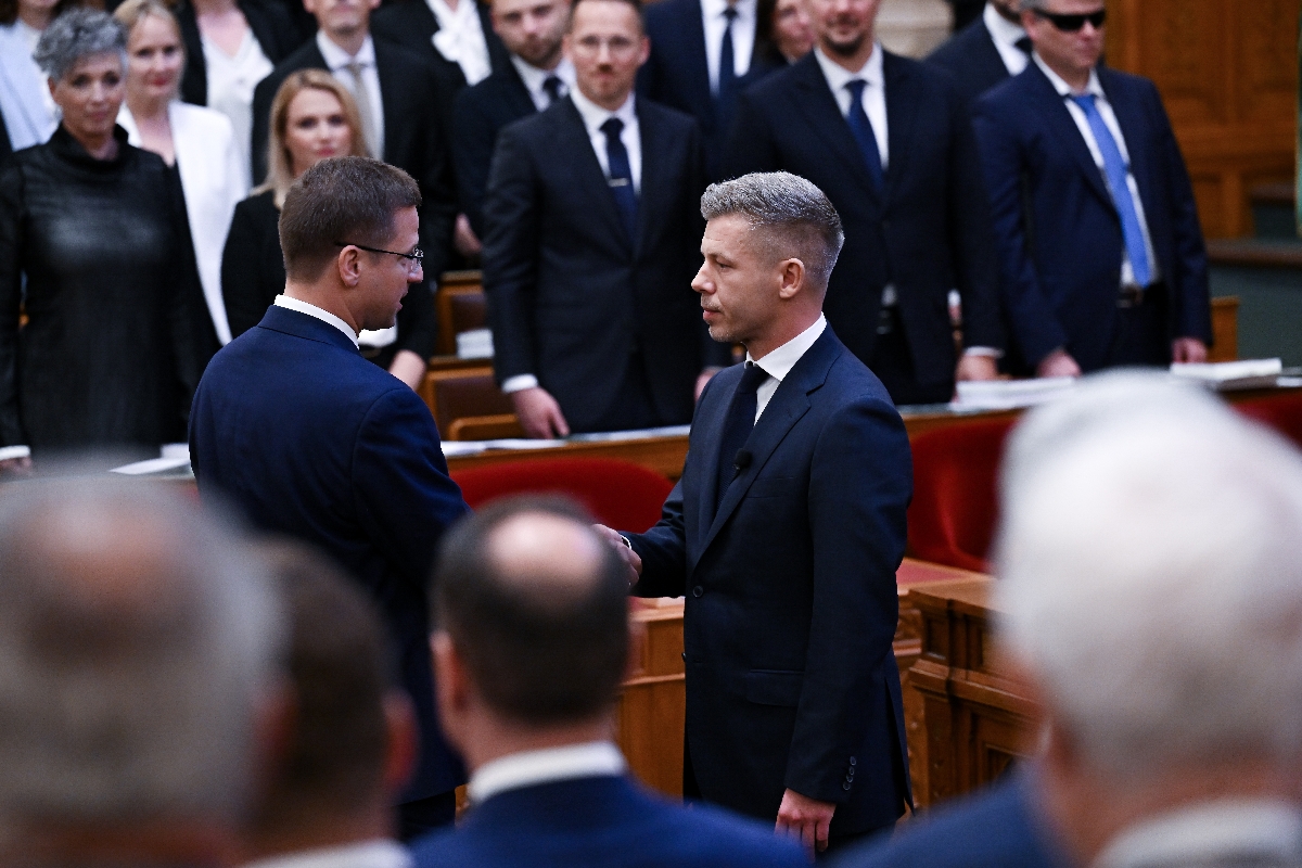 Magyar Péter miniszterelnök leteszi esküjét az új Országgyűlés alakuló ülésén az Országházban 2026. május 9-én. A választáson győztes Tisza Párt elnökét 140 igen szavazattal, 54 nem ellenében és 1 tartózkodással választották meg a képviselők.