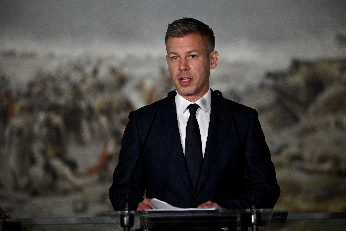 Magyar Péter miniszterelnök a Tisza-kormány első, kihelyezett ülése közben tartott sajtótájékoztatón