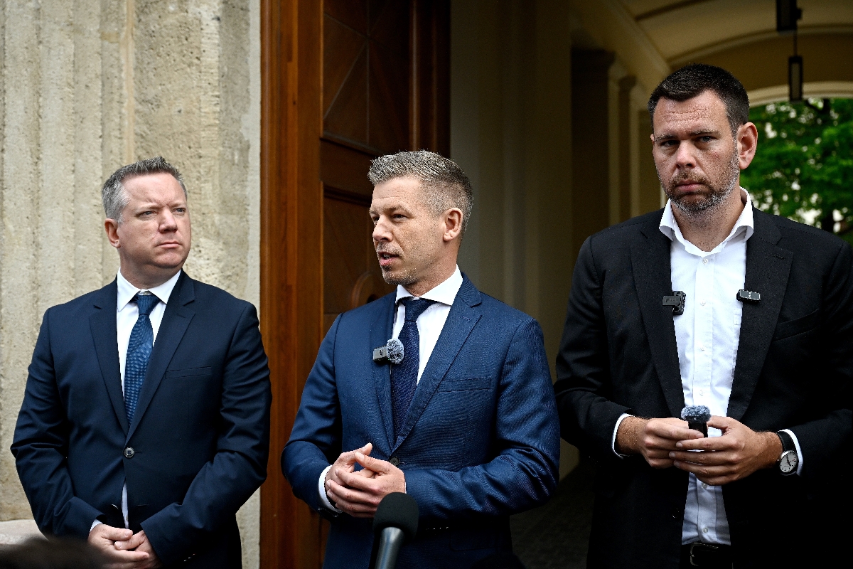 Magyar Péter miniszterelnök (k), Pósfai Gábor belügyminiszter (b) és Vitézy Dávid közlekedési és beruházási miniszter a Karmelita kolostort övező kordon lebontásán tartott sajtótájékoztatón 2026. május 15-én.