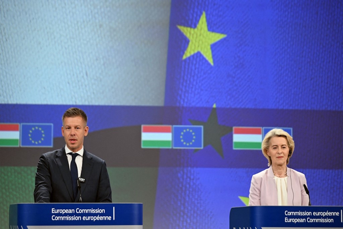 Magyar Péter magyar miniszterelnök és Ursula von der Leyen, az Európai Bizottság elnöke közös sajtótájékoztatót tart Brüsszelben