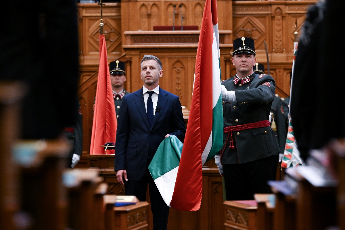 Magyar Péter miniszterelnök leteszi esküjét az új Országgyűlés alakuló ülésén az Országházban 2026. május 9-én. A választáson győztes Tisza Párt elnökét 140 igen szavazattal, 54 nem ellenében és 1 tartózkodással választották meg a képviselők.