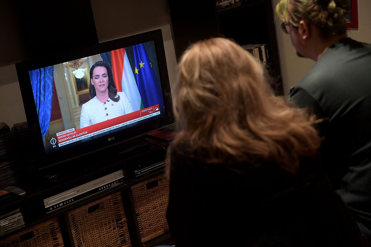 HUNGARY-POLITCS-JUSTICE-ASSAULT-CHILDREN - Startlap Két emer a tévét nézi: a képernyőn Novák Katalin.