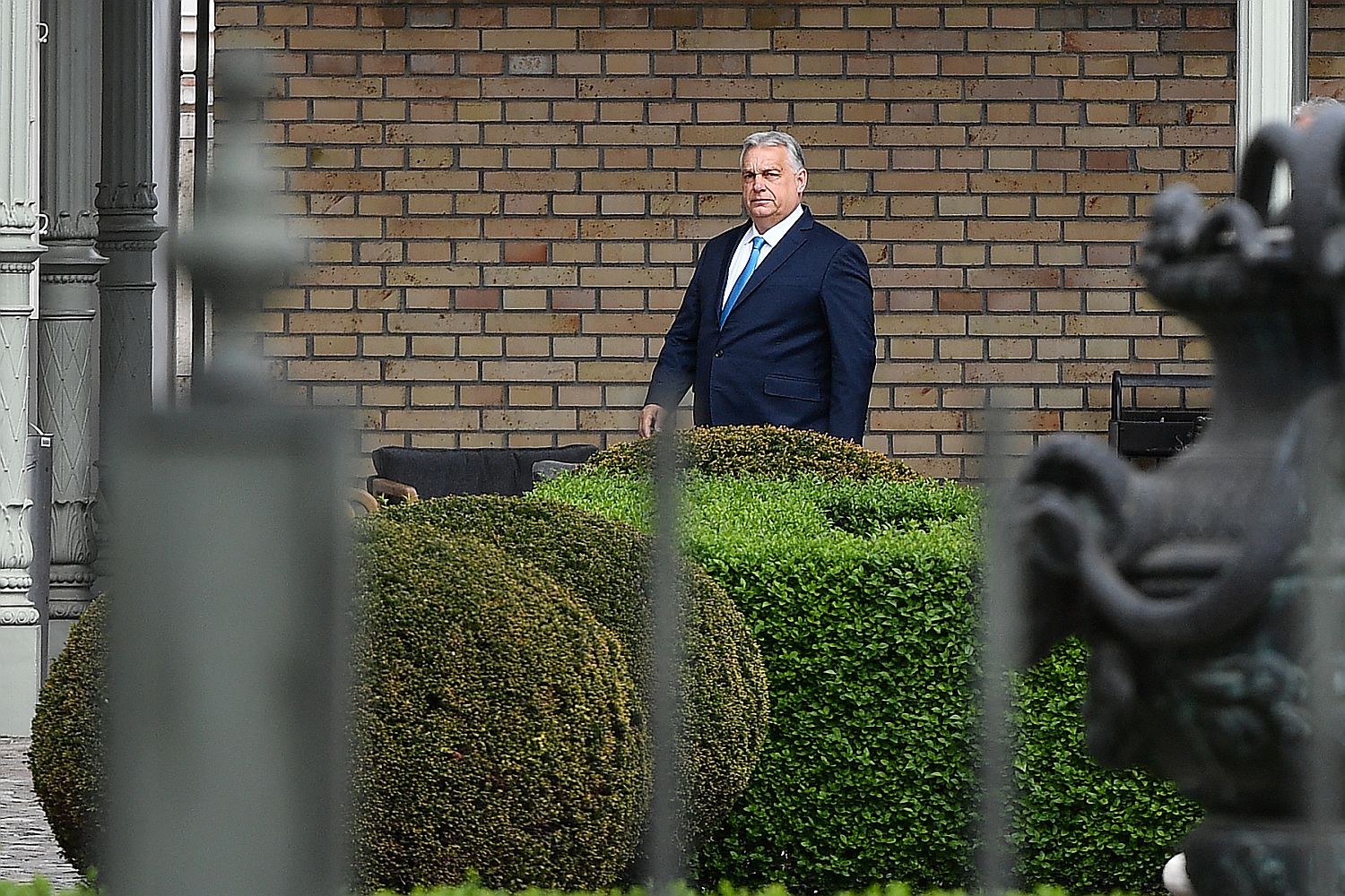orban-viktor - Startlap Orbán Viktor egy épület kertjében