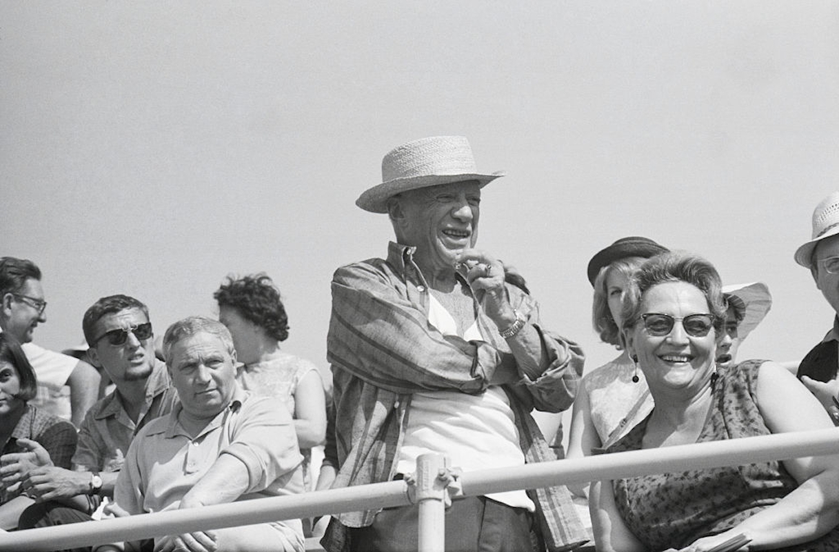 pablo_picasso_ - Startlap Pablo Picasso egy spanyol bikaviadal nézői között a leláton