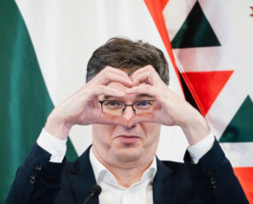 képcím
