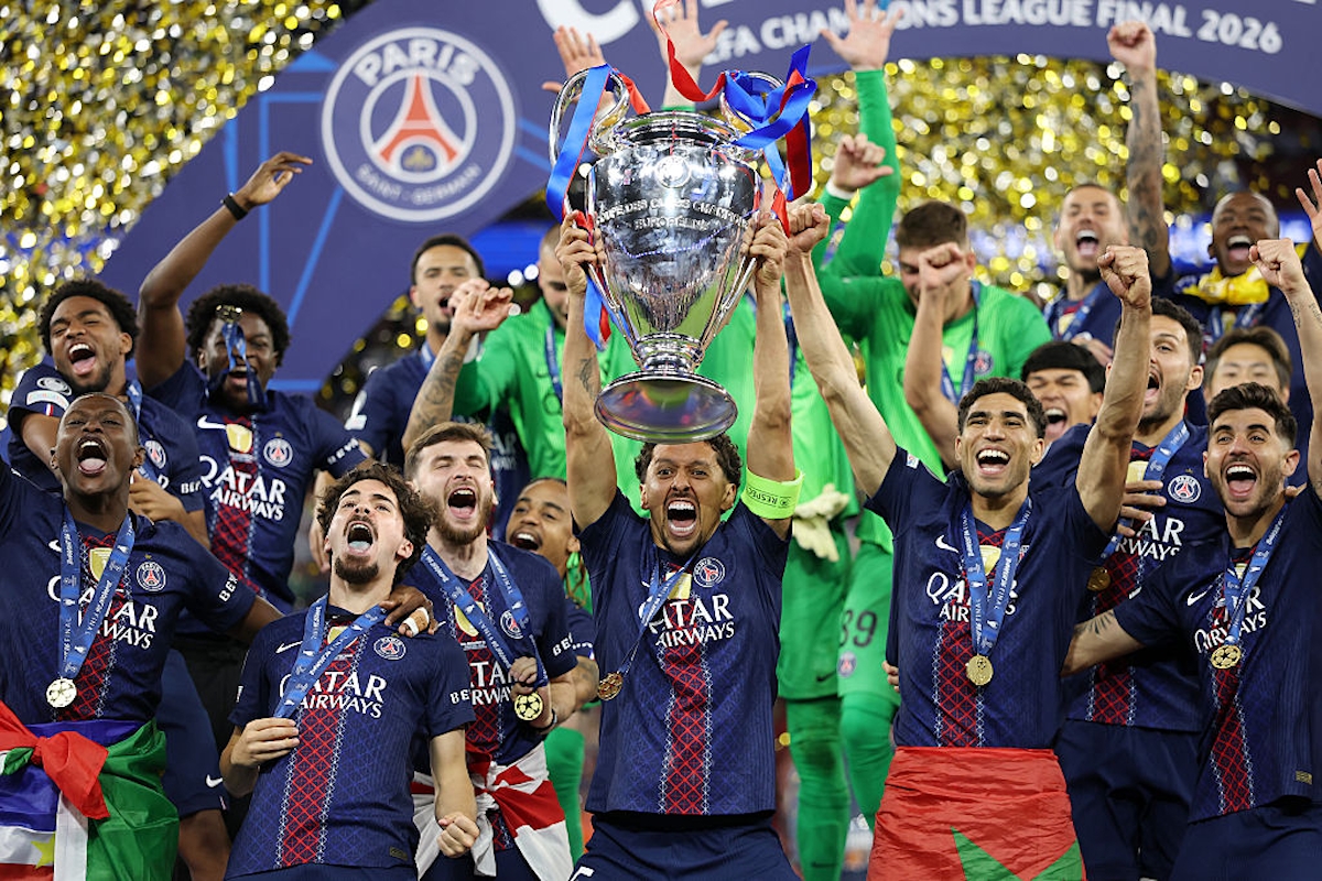 psg_gyozelem_ - Startlap A Paris Saint-Germain játékosa, Marquinhos magasba emeli az UEFA Bajnokok Ligája trófeáját csapata győzelme után.