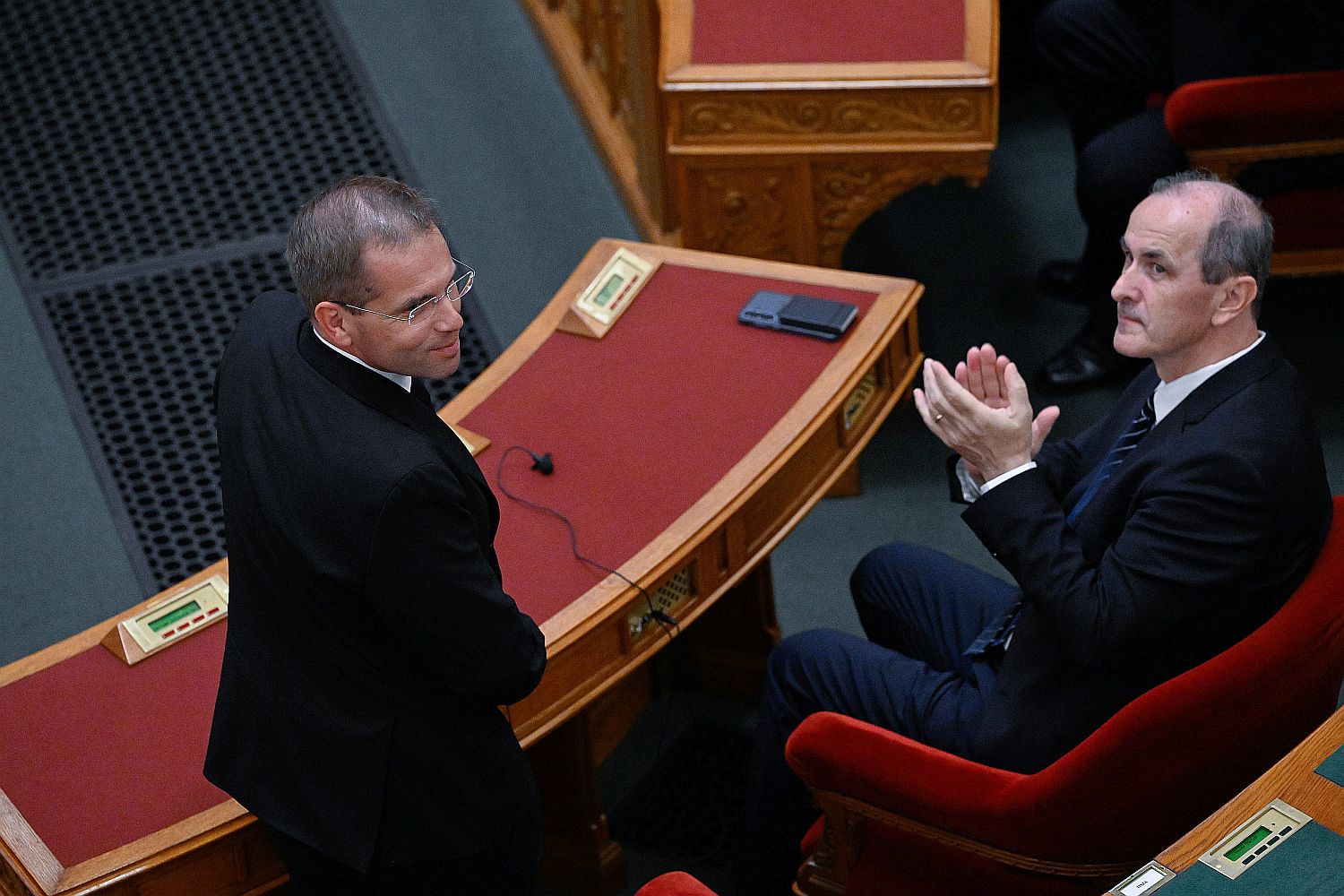 HEGEDÛS Zsolt RUFF Bálint MAGYAR Péter - Startlap Ruff Bálint, a Miniszterelnökséget vezetõ miniszter (b) és Hegedûs Zsolt egészségügyi miniszter az Országgyûlés plenáris ülésén az Országházban 2026. május 12-én.