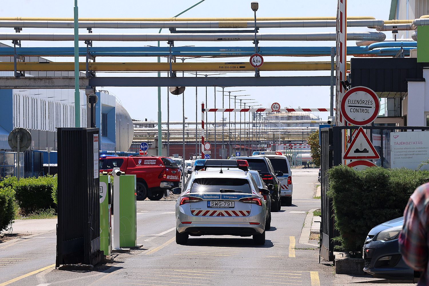 Robbanás történt a Mol tiszaújvárosi üzemében - Startlap Rendőrautók a Mol Petrolkémia tiszaújvárosi telephelyén