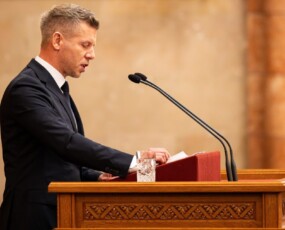 képcím