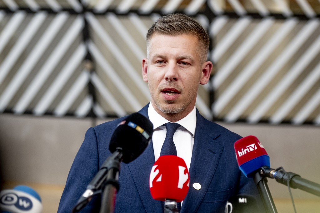 Magyar Péter mikrofon előtt