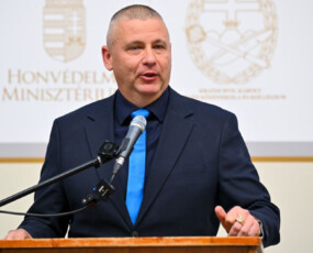 képcím