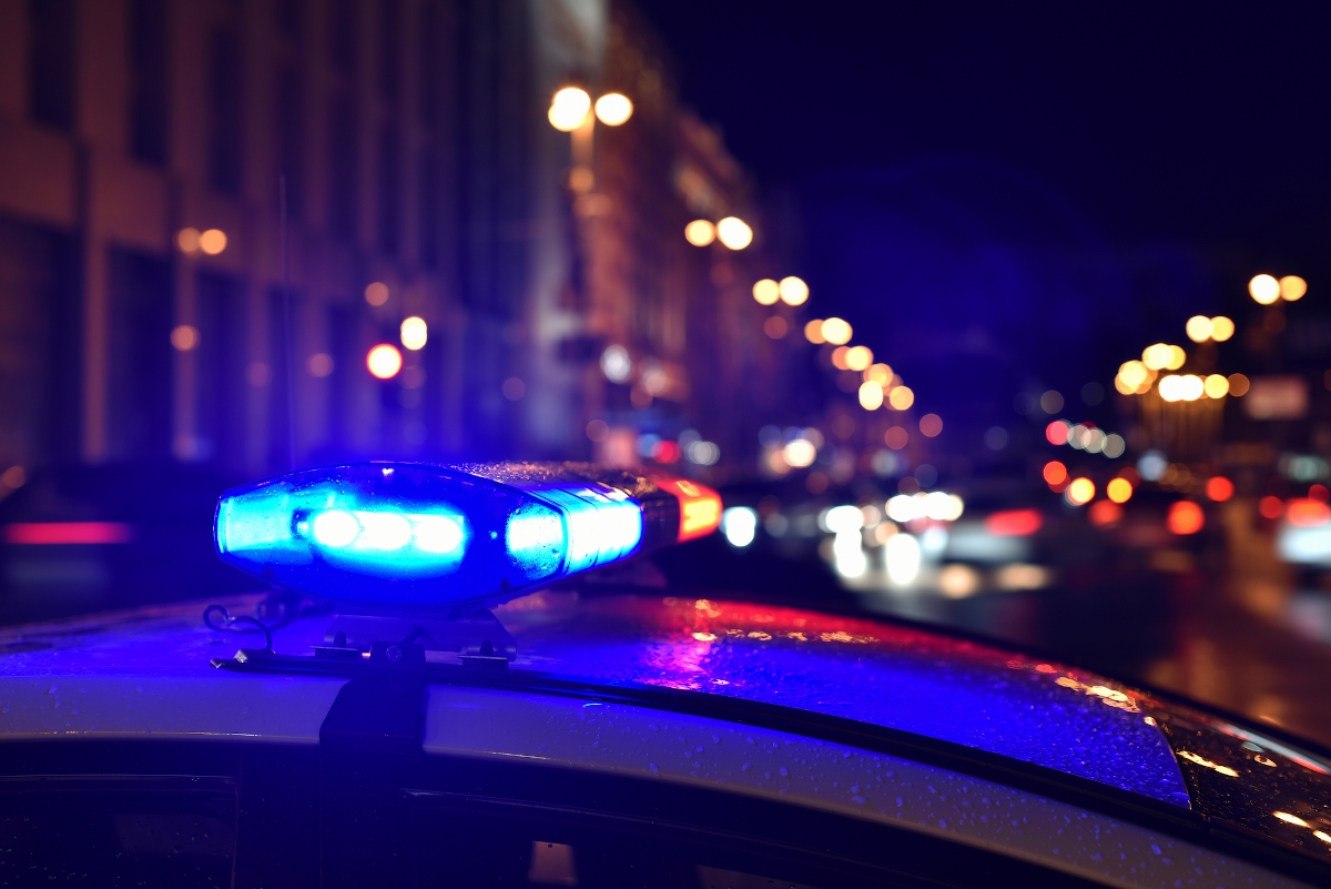 Rendőrségi villogó egy hatósági autó tetején
