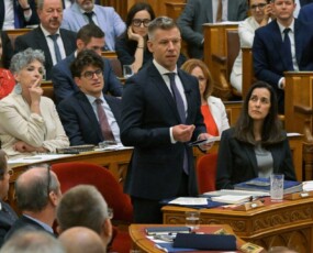 képcím