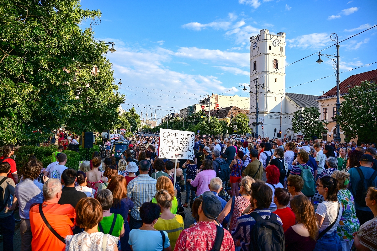 debrecen_tuntetes - Startlap Betelt a pohár címmel környezetvédelmi demonstrációt tartottak Debrecenben