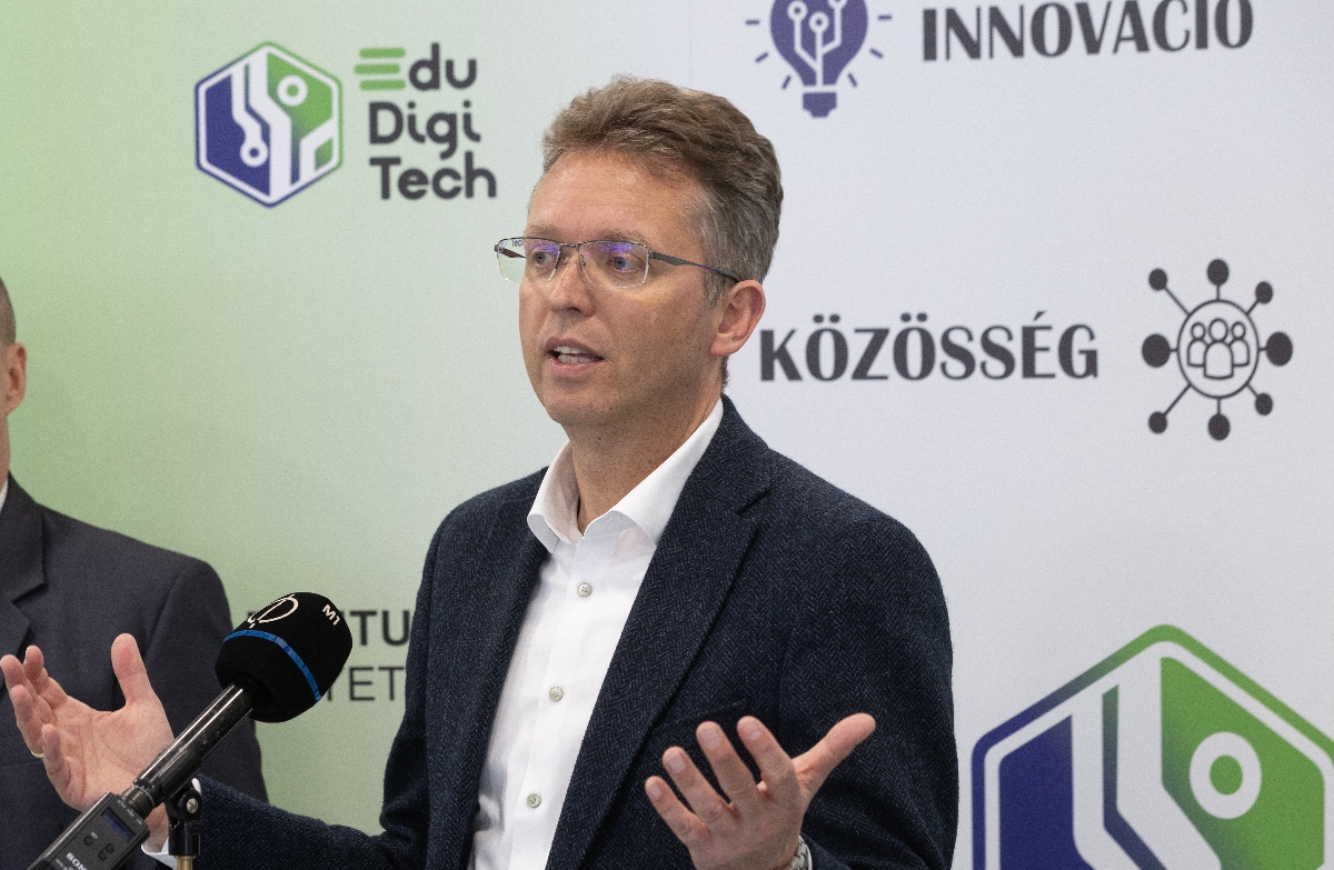 hanko_balazs_kez - Startlap Hankó Balázs volt kultúráért és innovációért felelõs miniszter